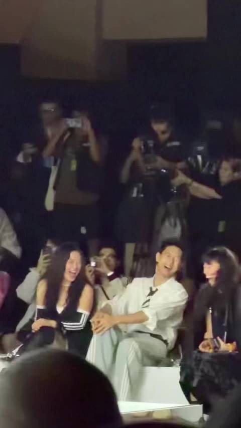 李现马思纯看王安宇走秀大笑
