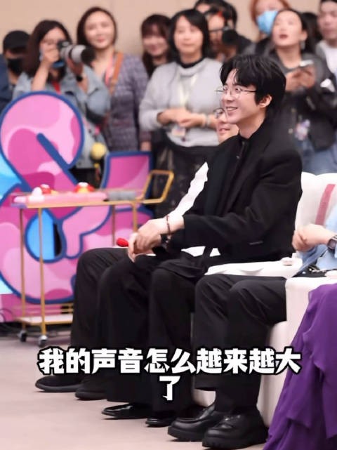 张靓颖起身动作引误会,观众以为裤子掉落