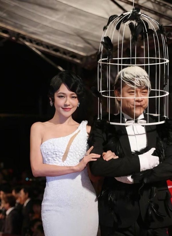 小S如愿拿下最佳女主持奖，蔡康永为其颁奖，两人相拥泛泪超感人