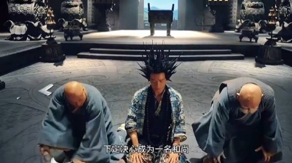 男子头发坚如钢铁，用斧头砍都砍不断！