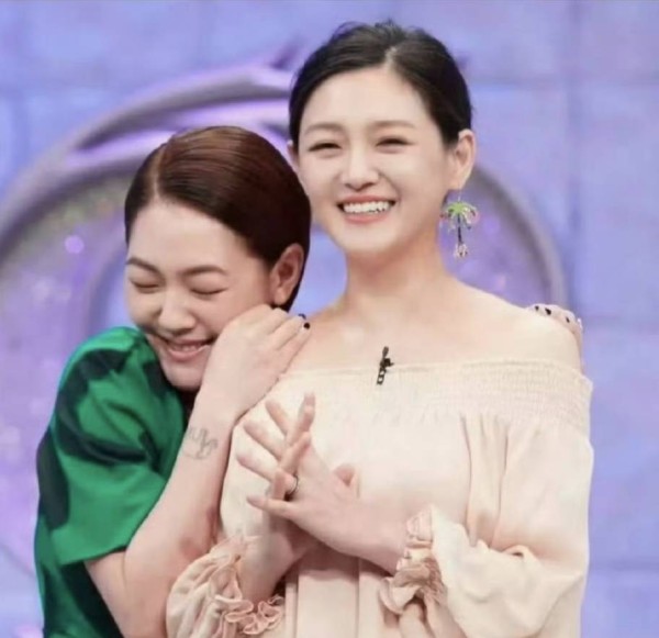 小S后台落泪：奖杯是金的，妈妈的信息是暖的，姐姐的画像是彩色的