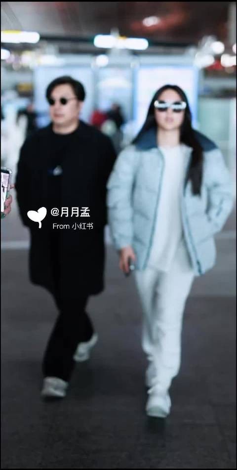 王诗龄放假回家了,爸爸王岳伦来接机了,父女两人看着都瘦了不少
