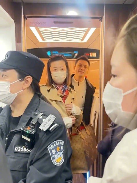 有网友在下高铁的时候偶遇陈伟霆，陈伟霆看到后对着网友那一笑谁遭得住啊