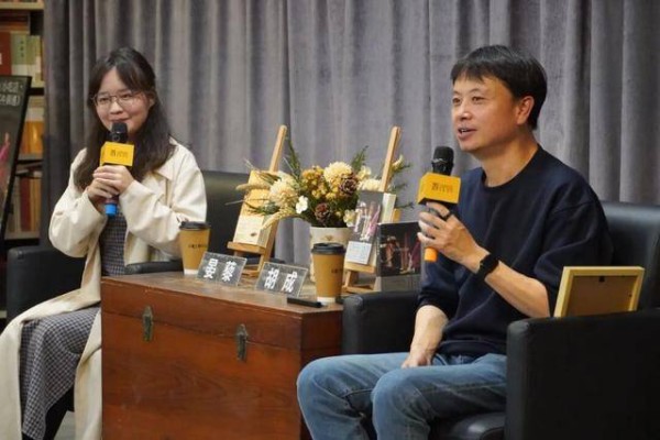 胡成新书《所有那些偶遇》在南京先锋书店与读者见面