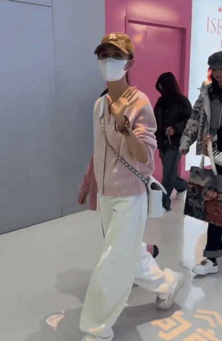 佟丽娅戴着口罩，十分低调。