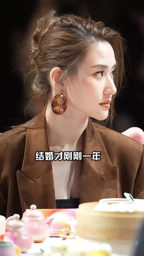 男人爱与不爱多明显？对比窦骁和何猷君，才知何超莲为何不笑了