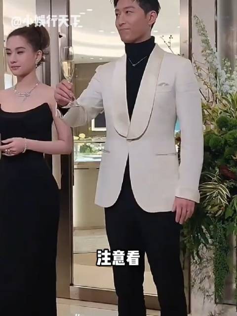 何超莲带窦骁参加活动，窦骁一细节暴露感情，真不真爱一目了然