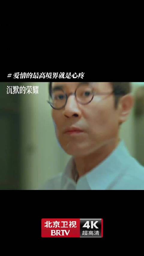 曾黎阳台唱戏于和伟驻足欣赏，乱世中片刻宁静