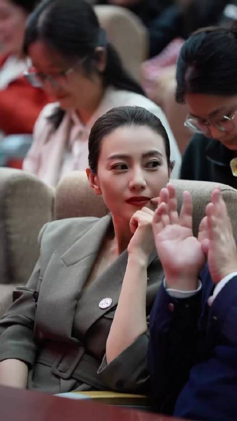 这张脸还是太权威！多少有点儿360°无死角了