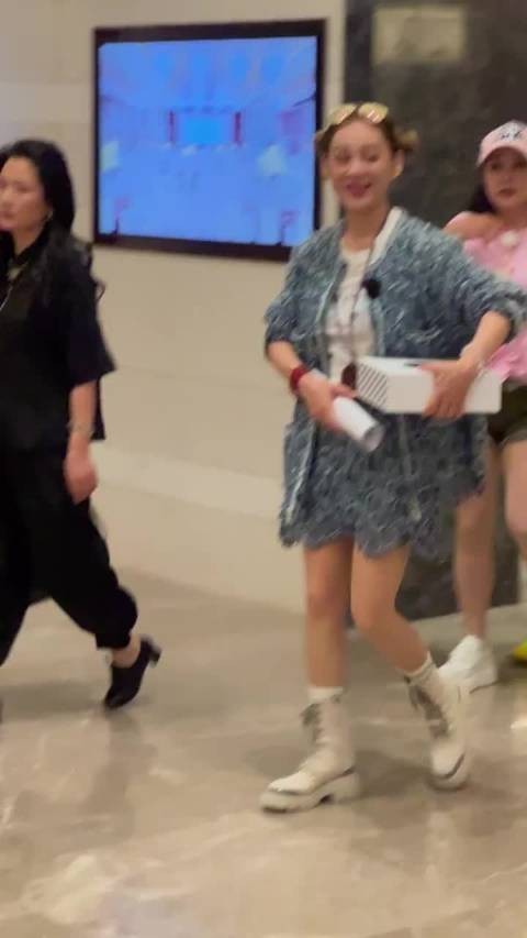 何赛飞宁静等五女星香港录节目显疲惫