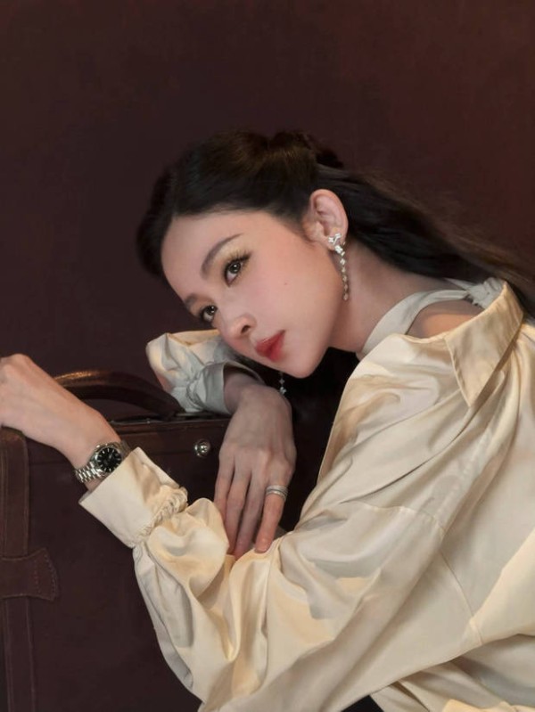 娜扎慵懒迷人。