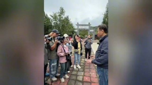 10.21赖岳谦携夫人周玉琴女士回乡祭祖，并谈回乡感受！