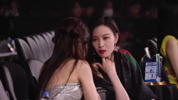 以为倪妮是高冷女神，谁料私下竟这么话痨，逮着赵露思一顿聊！