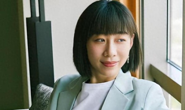 她是深陷绯闻的影后，离婚9年仍单身，真实现状证实冯小刚没说错