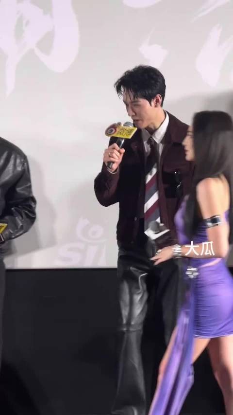 彭小苒这身材也太好了，之前完全没发现 顶级建模来着