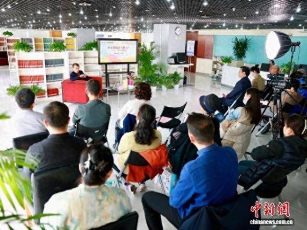 茅奖作家李洱眼中的《红楼梦》：曹雪芹陷入创作困境