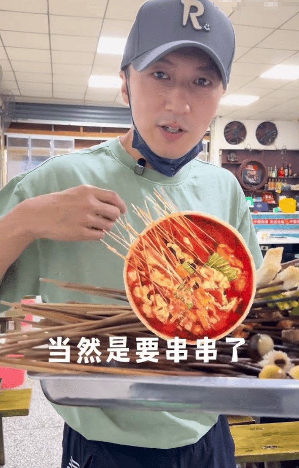 谢霆锋现身重庆小馆吃串串香 辣得过瘾超满足