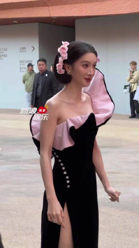金晨钟楚曦互动引热议，眼神交流显默契