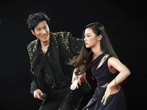 王力宏深圳演唱会嘉宾单依纯 和演《红高梁模特队》小品!