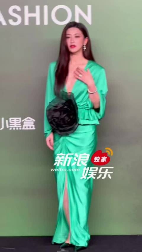 姐今天的绿色裙子太优雅啦!