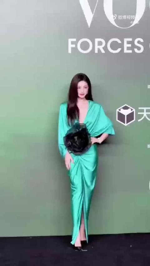 朱珠体态舒展气质动人
