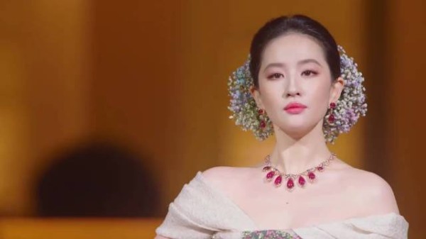 VOGUE盛典刘冲踩刘亦菲裙子,张凌赫李沁陈哲远同框