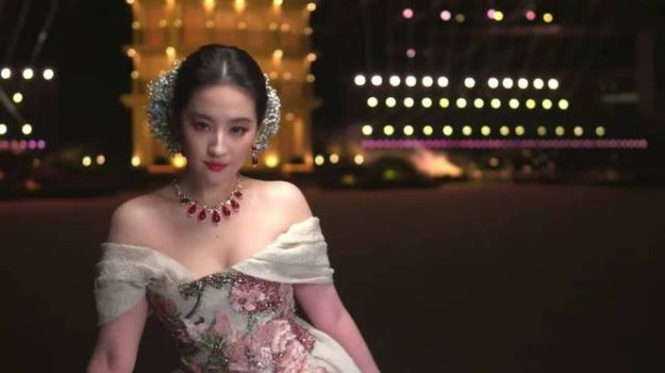 刘亦菲杨幂VOGUE晚宴同桌零互动,昔日好友关系成谜