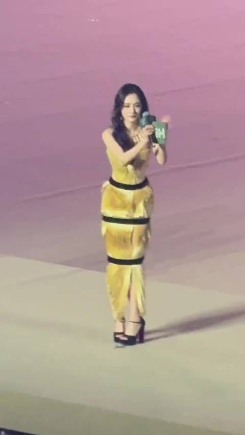 周深唱爱的供养被杨幂暂停改唱小美满