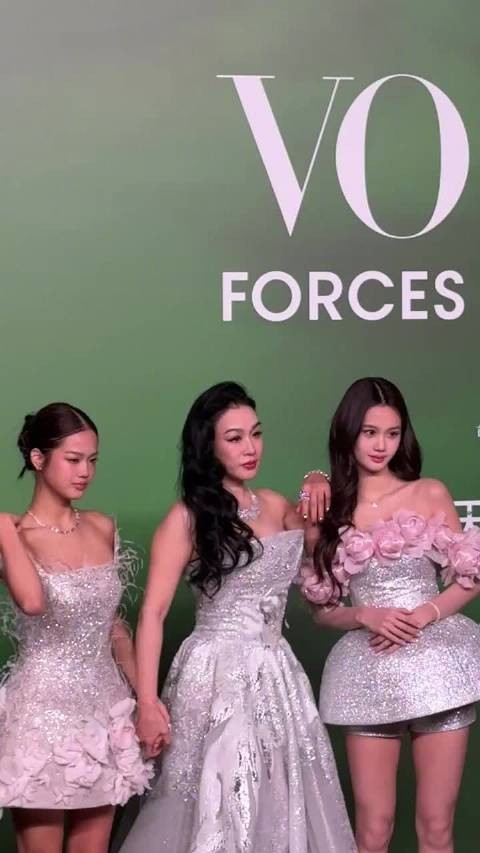 钟丽缇携两女亮相红毯，母女三人颜值引赞叹