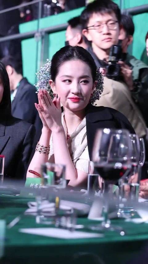 看了后面内场视频，刘亦菲又戴上了宝格丽手链，美美的