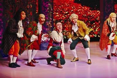天津人艺《一仆二主》爆笑首演 经典喜剧获赞“职场生存指南”