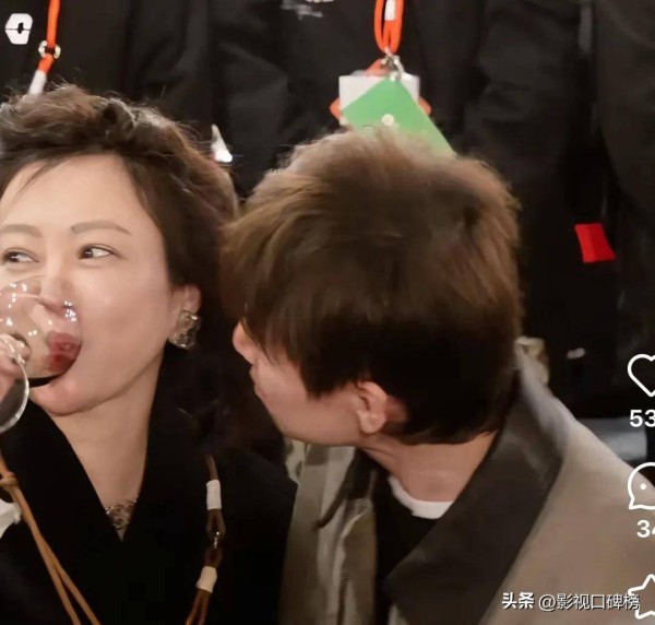 乌镇戏剧节咖位大战!黄磊何炅热情敬酒,网红新人遭冷遇场面尴尬