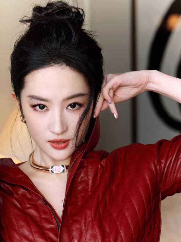 刘亦菲注视镜头,眼神故事感满满。