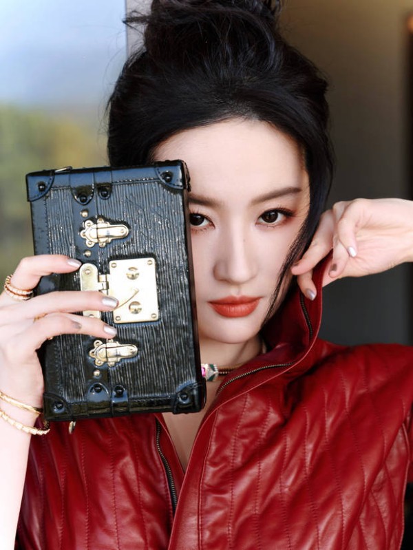 搜狐娱乐讯 27日,一组刘亦菲活动出发图释出。图中,她身着红色皮衣,搭配丸子头,眼神犀利,气场强大。