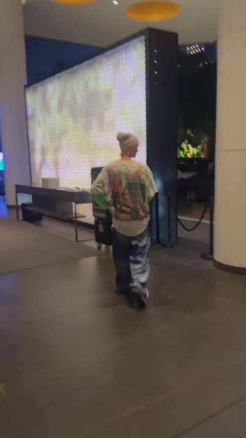 网友昨晚在香港某酒店偶遇鹿晗，还和他打了个招呼，羡慕哭了T﹏T