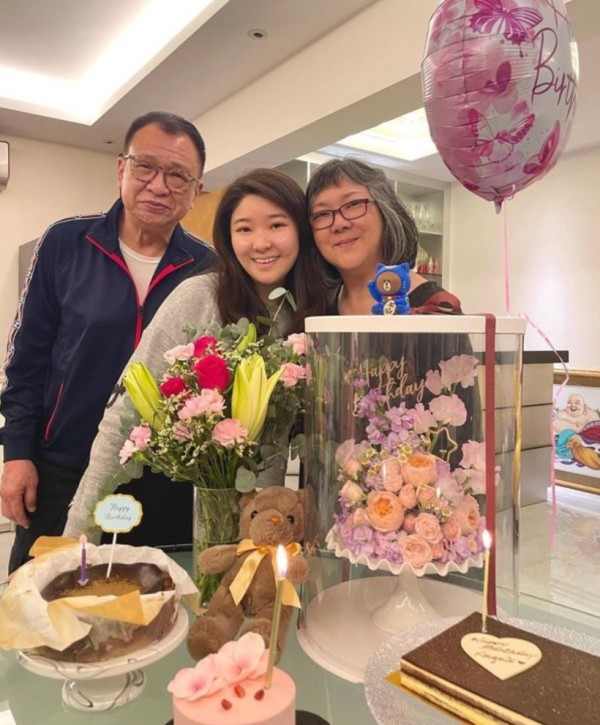 许绍雄与太太结婚33年零绯闻,砸7位数帮女儿创业,待继子比亲爹还上心