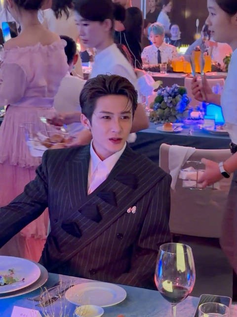 檀健次亮相ELLE晚宴再换西装，优雅贵公子造型吸睛