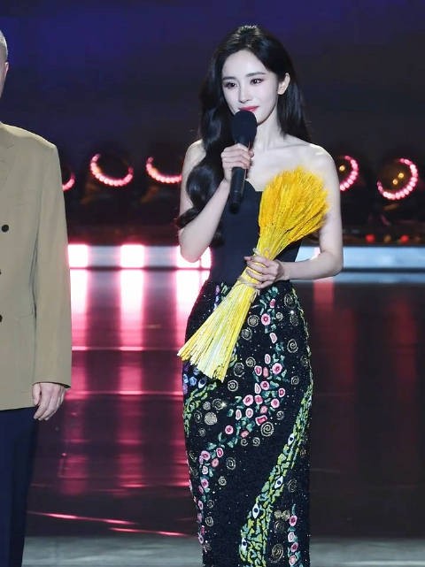 杨幂亮相亲切问候粉丝,高清美貌引关注