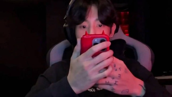 柾国展示他为Jin选择的联系人照片(入伍时的自拍照) ㅋㅋㅋㅋ