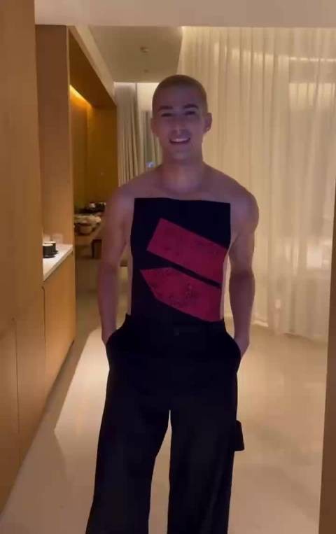 米卡ELLE盛典穿抹胸透视装引关注