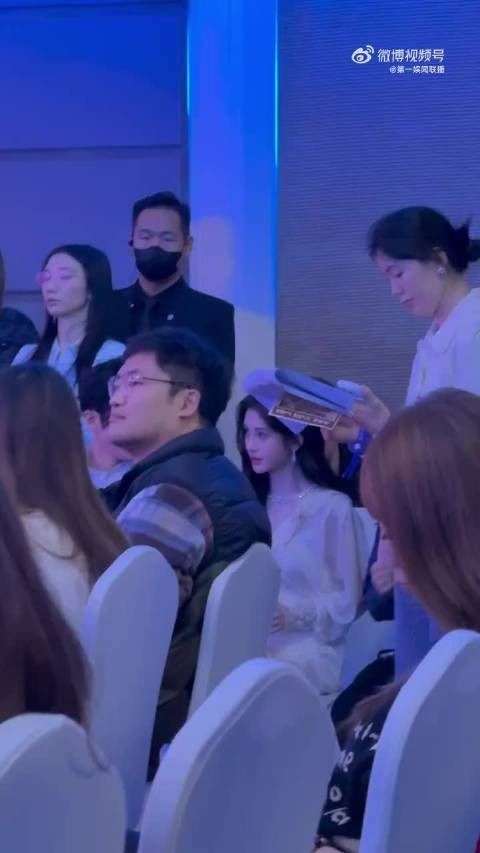 鞠婧祎白裙亮相招商会台下乖巧吸睛