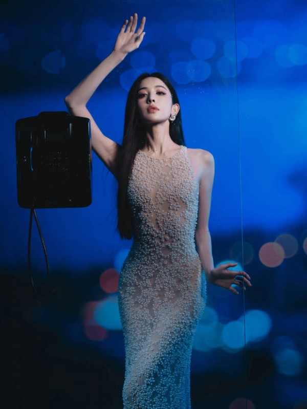 搜狐娱乐讯 28日,一组娜扎美图释出。图中,她身穿紧身长裙,搭配黑长直发型,清冷干练。