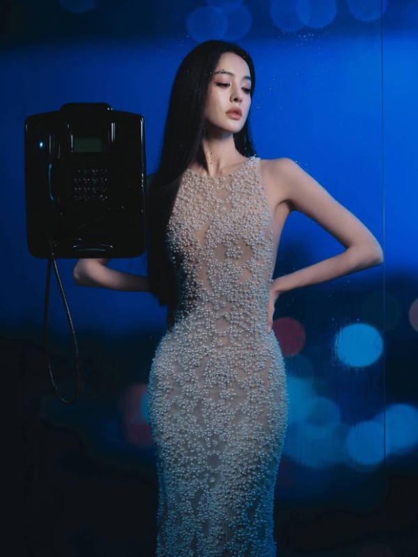 娜扎双手叉腰,身形窈窕。