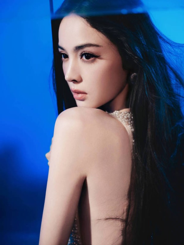 娜扎鼻梁高挺,侧脸优越。