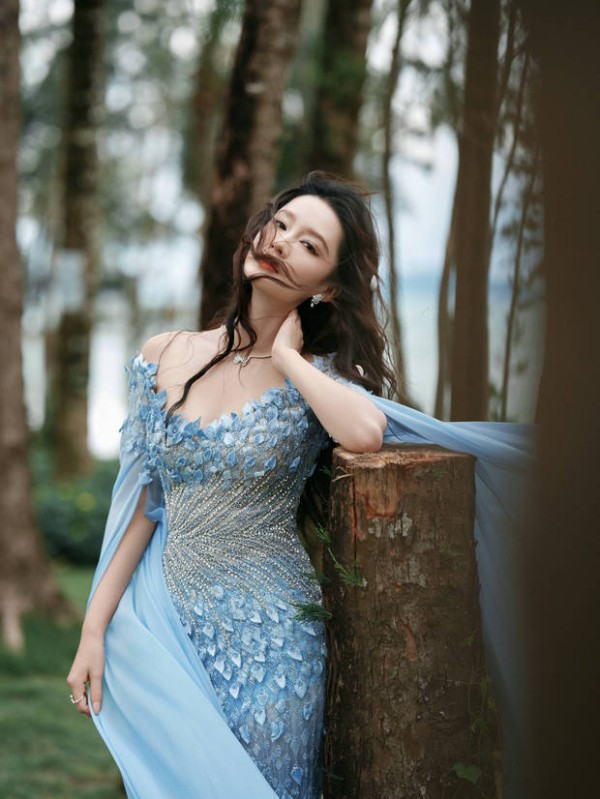 李沁蓝色礼裙搭配卷发,气质优雅