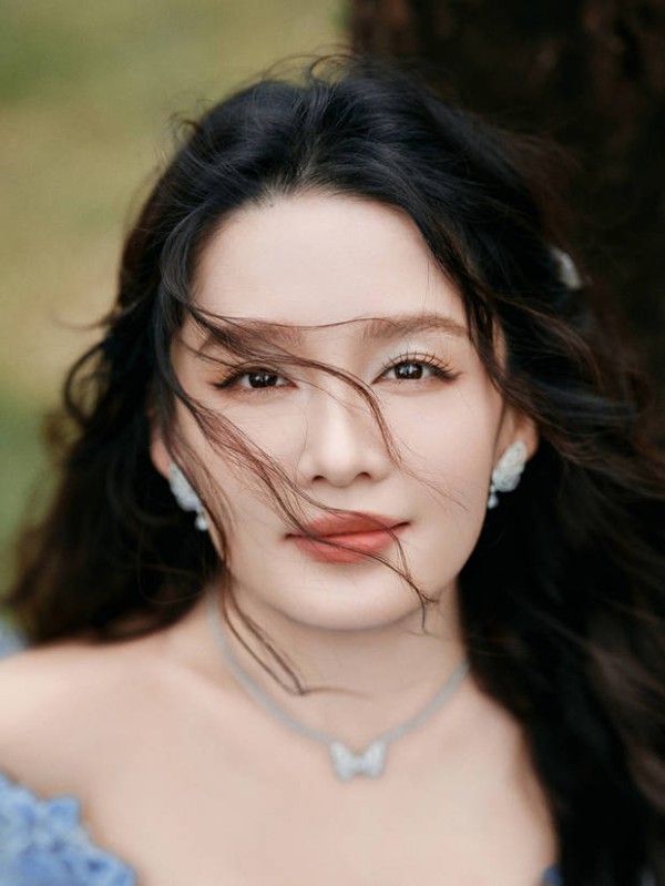 李沁五官精致。