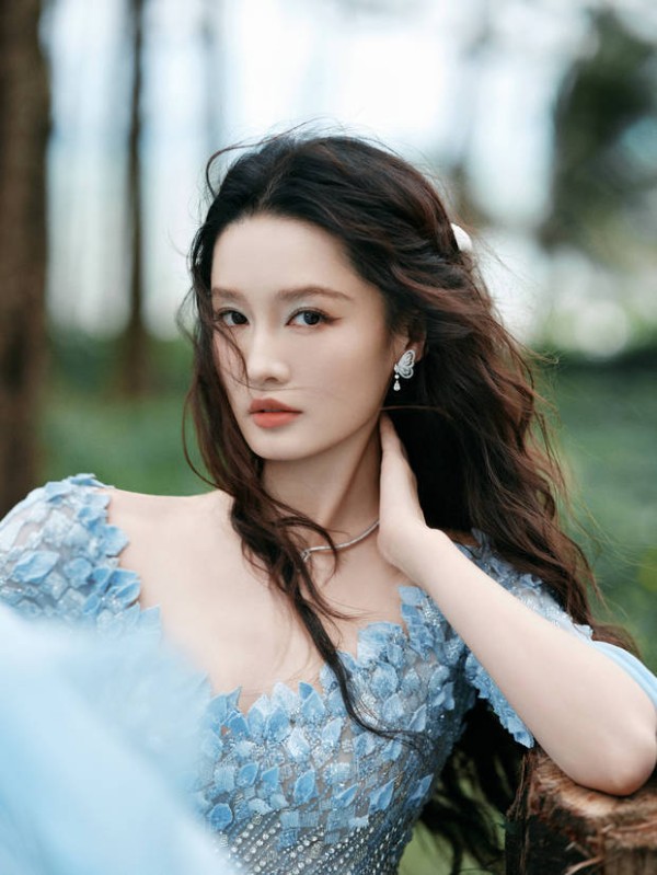 李沁眼妆别致。