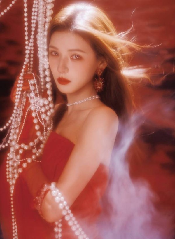 张予曦惊艳红色抹胸裙,神秘梦幻气质温婉