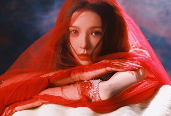 张予曦红纱覆面，神秘魅惑。