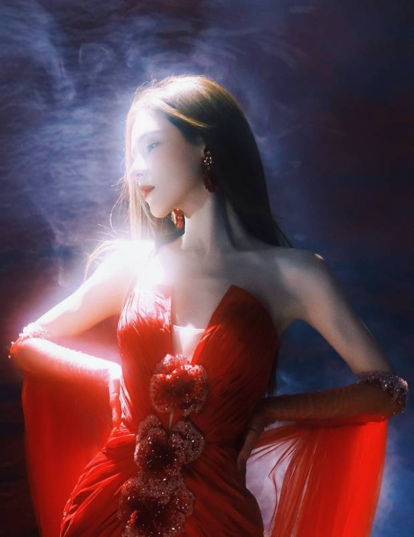 张予曦腰肢纤细，御姐范儿十足。